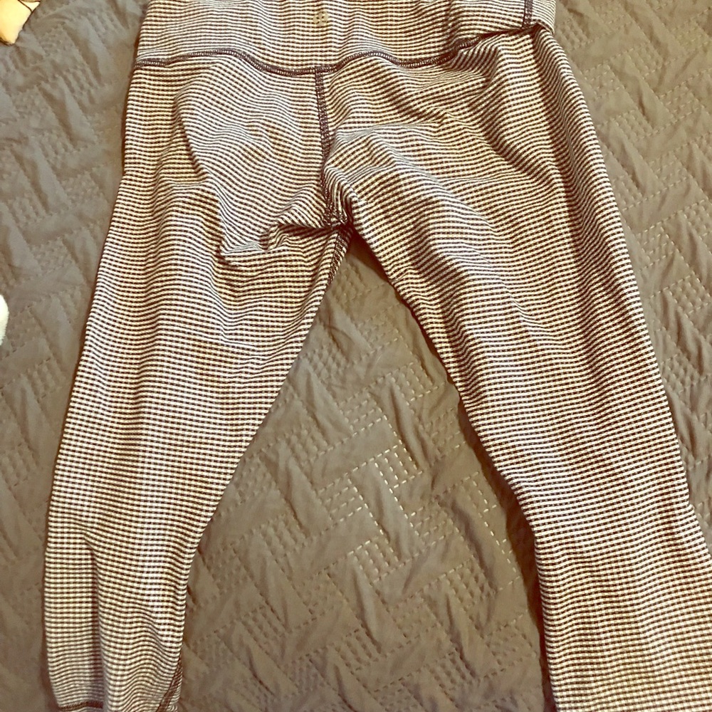 Lululemon yoga pants size 6 wunder under